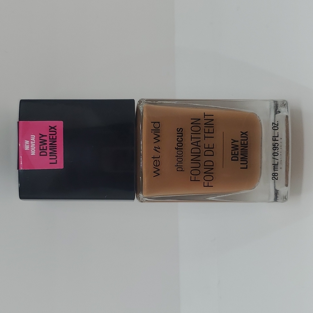 BNIB Wet N Wild PhotoFocus Dewy Foundation "Deep Honey"